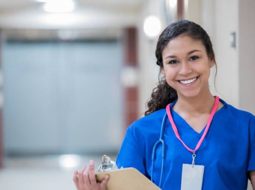Una enfermera sonriente.