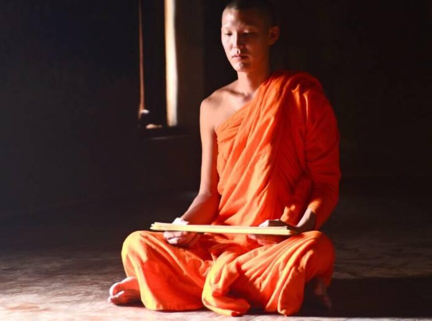 Monje budista en meditación.