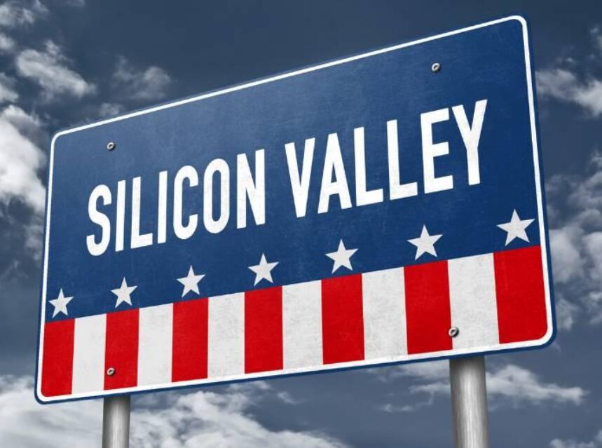 Letrero de Silicon Valley en la carretera, con los colores de la bandera de Estados Unidos y un cielo azul despejado.