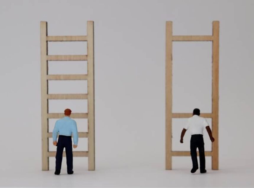 Imagen animada donde se ven dos personas con escaleras diferentes, una con todos los escalones, fácil de subir y la otra con escalones faltantes, más complicado ascenderla.