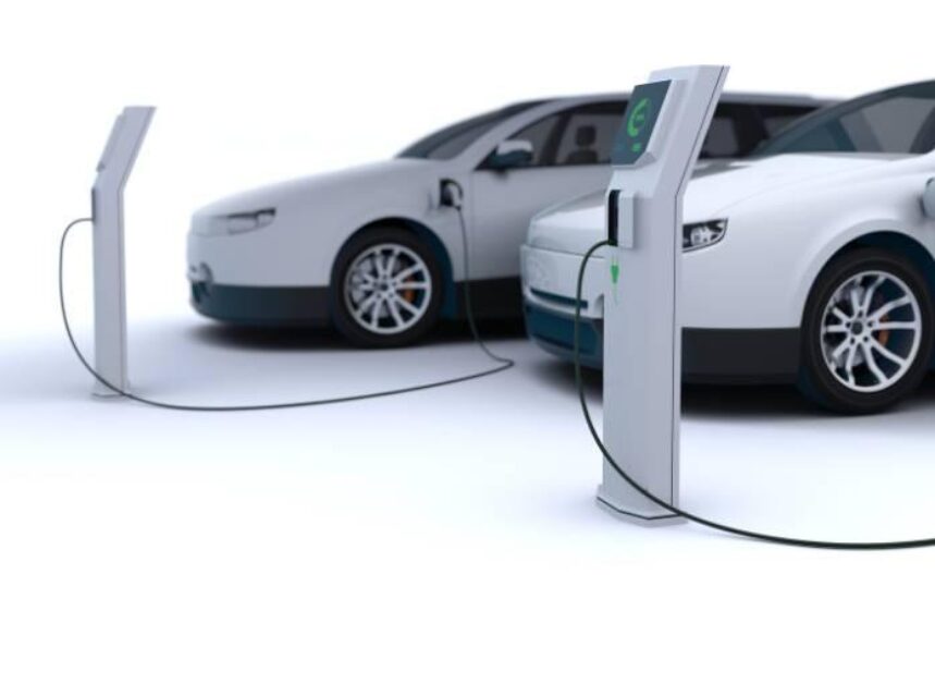 Dos autos eléctricos están conectados a la fuente de carga.
