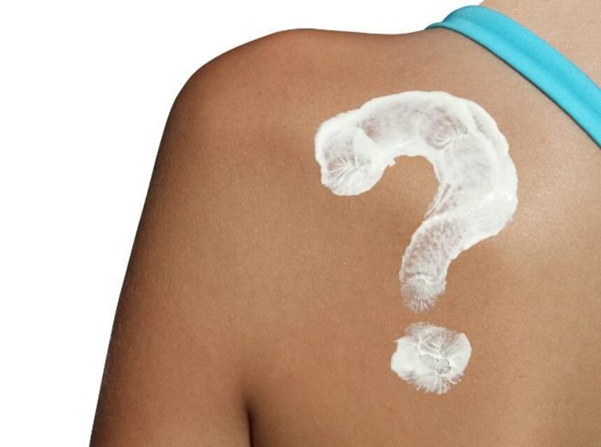 En la espalda alta del cuerpo de una mujer se dibuja un signo de interrogación con aparente crema.