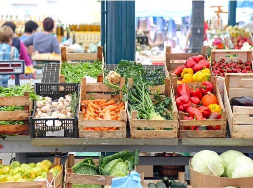 Mercado de agricultores locales, cajas de frutas y verduras.