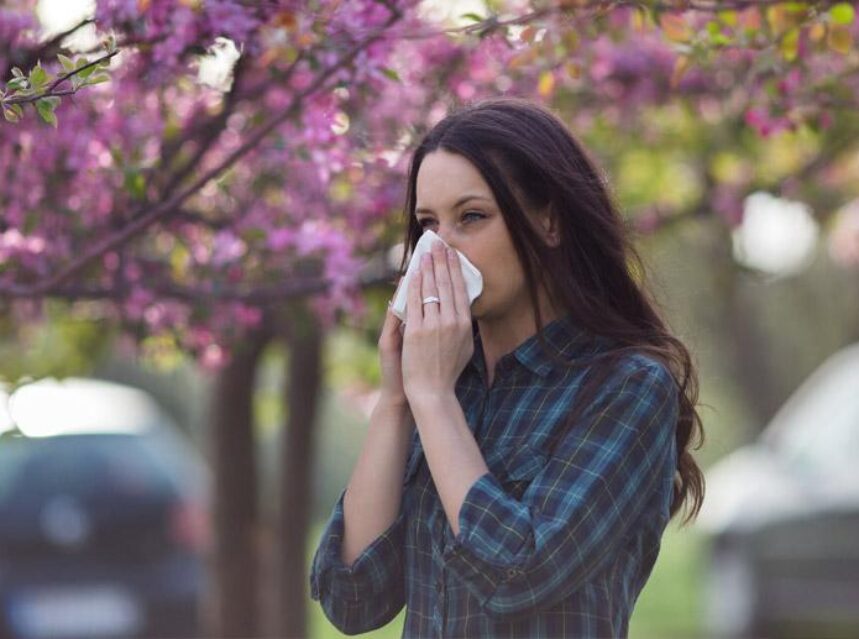 mujer tiene alergia de primavera