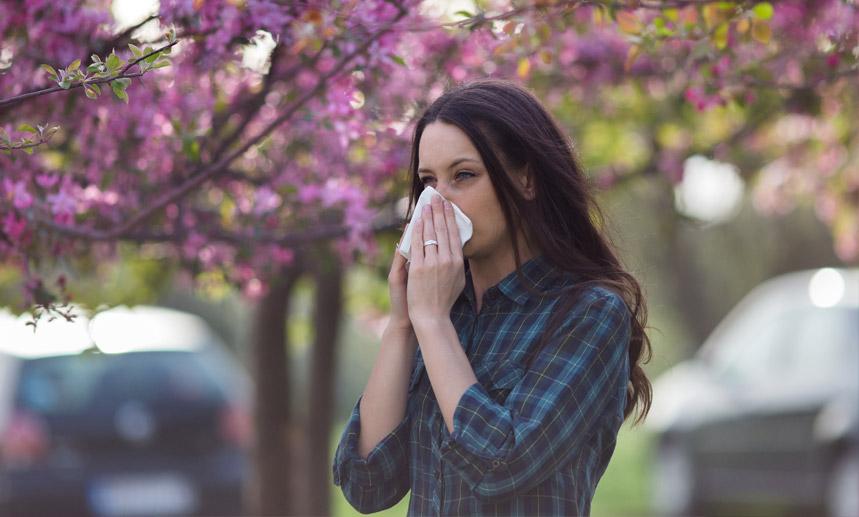 mujer tiene alergia de primavera