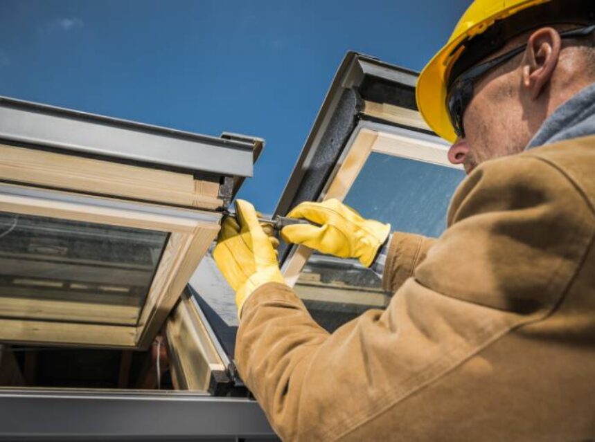 Hombre trabaja en la reparación de una ventana al aire libre, expuesto al sol.