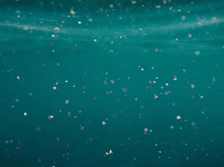 Contaminación por plástico, partículas de micro plástico en el oceano.
