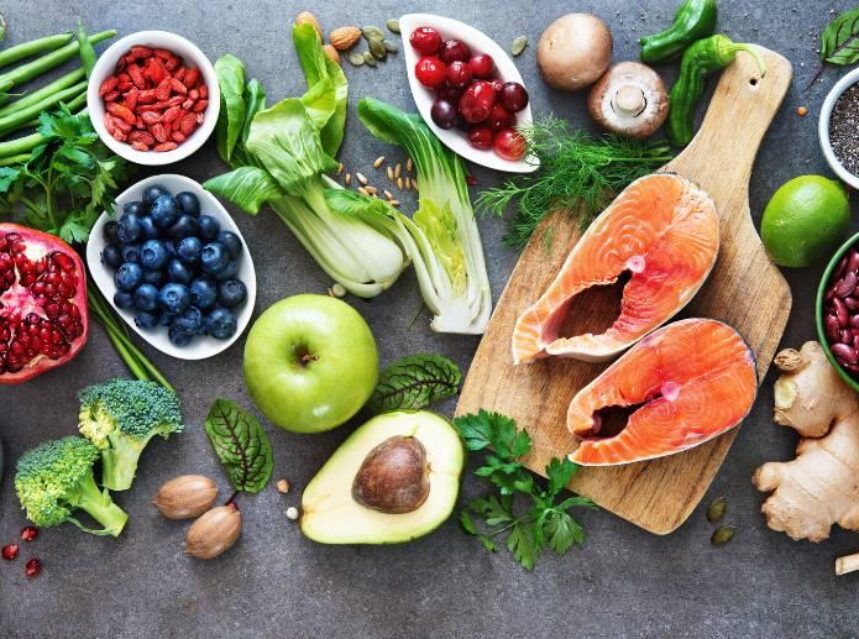 Diversidad de productos saludables, frutas, verduras y proteínas.