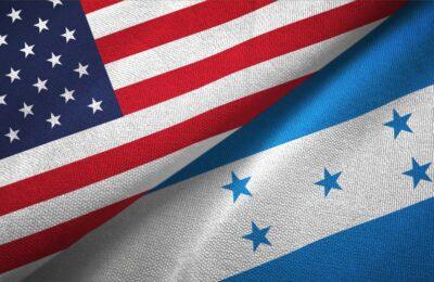Bandera de Estados Unidos y de Honduras. Hay 13 consulados de Honduras en Estados Unidos donde pedir una cita para pasaporte hondureño en estados unidos o una cita para pasaporte hondureño en Estados Unidos.