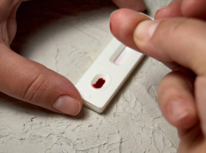 Una persona se realiza una prueba rápida de sangre para el VIH.