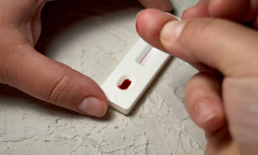 Una persona se realiza una prueba rápida de sangre para el VIH.