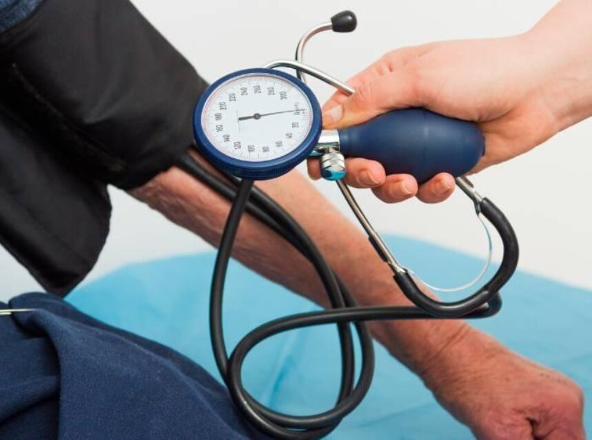 Medición de presión arterial a una persona.