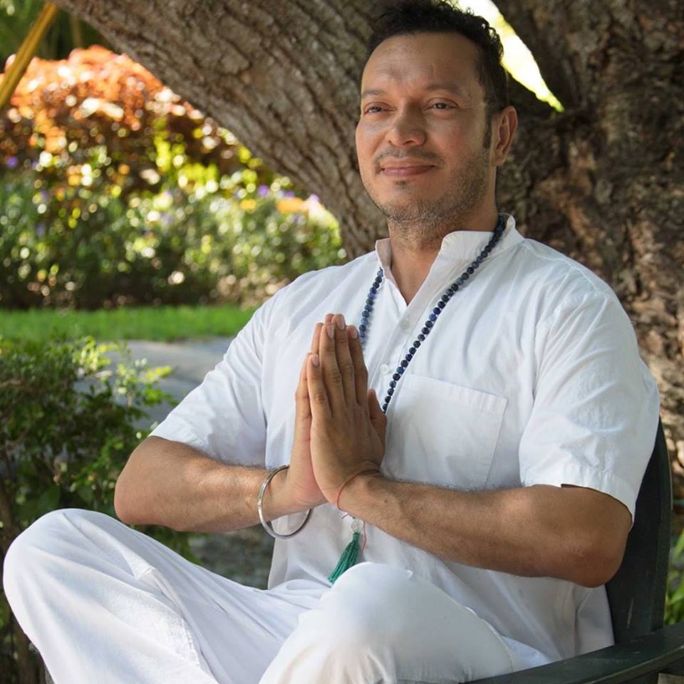 Charan Singh Carlos Anaya ofrece servicios de limpieza intuitiva de espacios, seminarios, clases de kundalini yoga y CulturaBienestar.