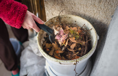 ¿Te preguntas qué es composting? Aquí te contamos sobre la composta, compostaje o compost y te explicamos las diferentes formas de hacerlo.
