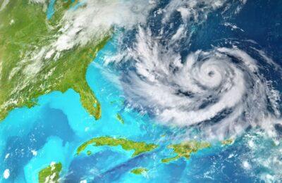 Foto cenital de un huracán acercándose al sureste de Estados Unidos.