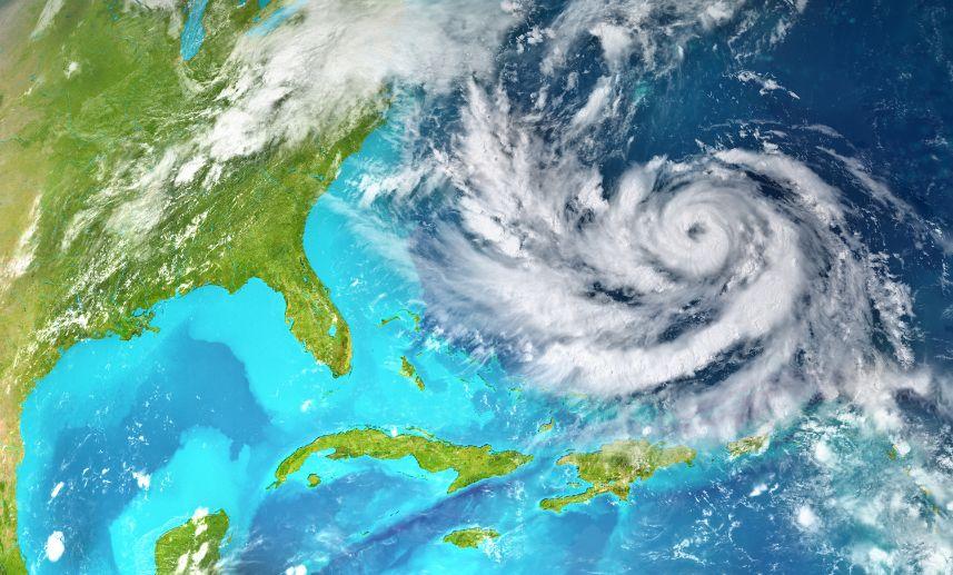 Foto cenital de un huracán acercándose al sureste de Estados Unidos.