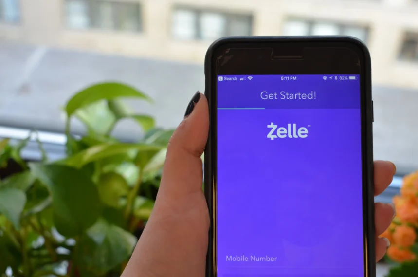 Applicación Zelle en el teléfono. Envía dinero a tus amigos o has pagos desde una app. Aquí tienes una guía sobre cómo abrir una cuenta Zelle en Estados Unidos.
