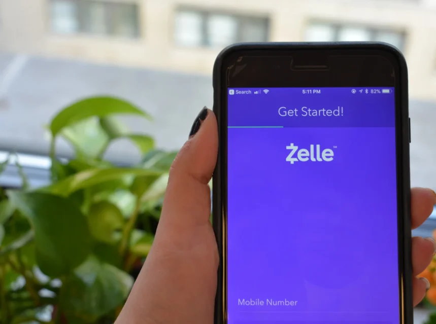 Applicación Zelle en el teléfono. Envía dinero a tus amigos o has pagos desde una app. Aquí tienes una guía sobre cómo abrir una cuenta Zelle en Estados Unidos.