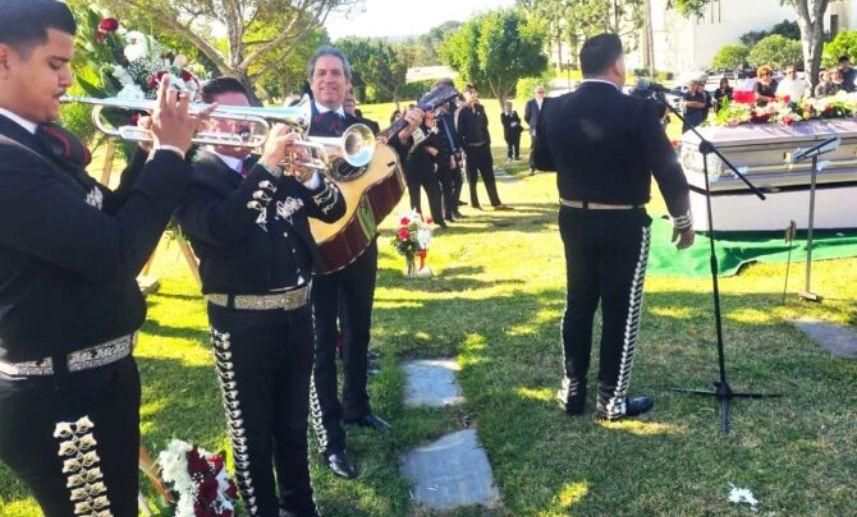 Mariachi Los Potrillos de LA tocan en un cementerio de esa ciudad.