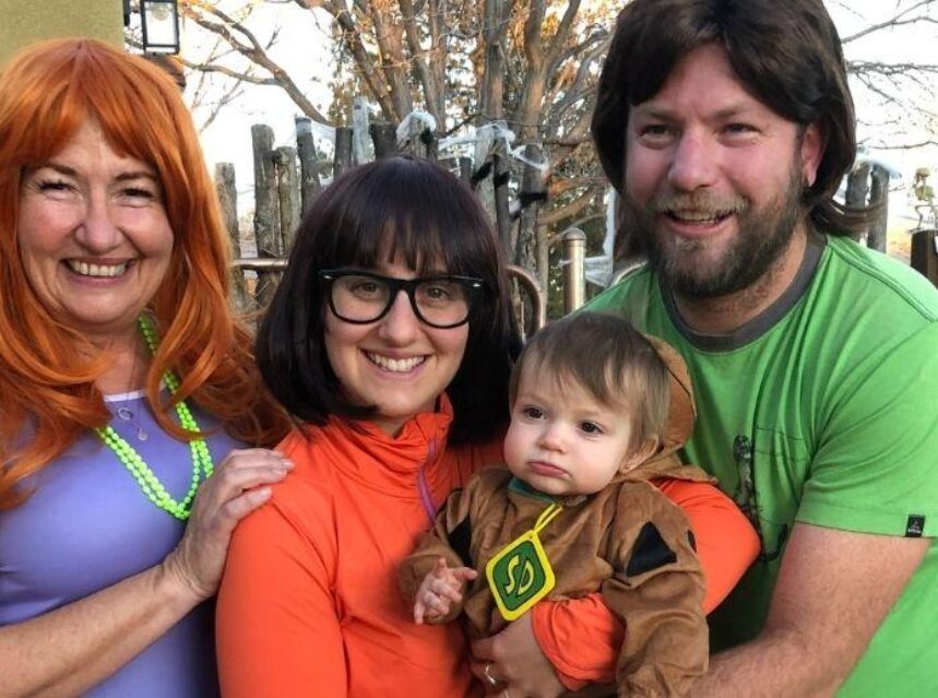 Familia disfrazada de Scooby Doo. Aprende dónde pedir dulces en halloween.
