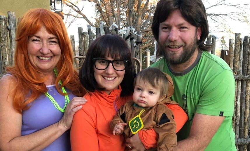 Familia disfrazada de Scooby Doo. Aprende dónde pedir dulces en halloween.