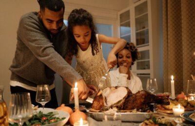 Familia corta el pavo de Thanksgiving
