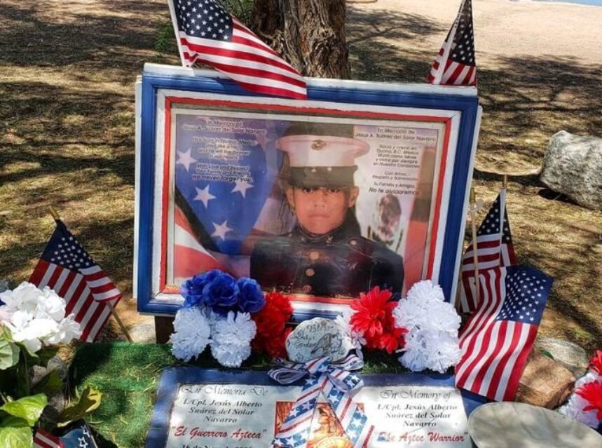 Foto de un soldado fallecido en un altar sobre su cepultura.