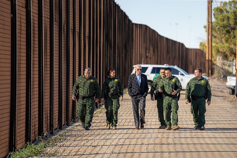 Los arrestos por cruces ilegales en la frontera de Estados Unidos con México cayeron en un 50% en enero convirtiéndolo en el tercer mes con menos detenciones en la frontera en la presidencia de Joe Biden.