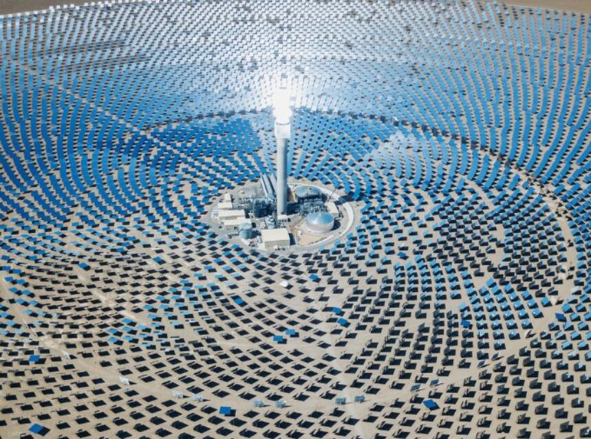 Planta de energía solar en el desierto.