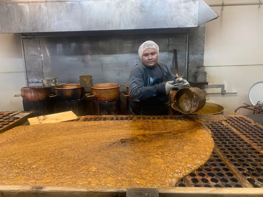 Severo Monge en la cocina de la fábrica de piloncillo El Capiro.