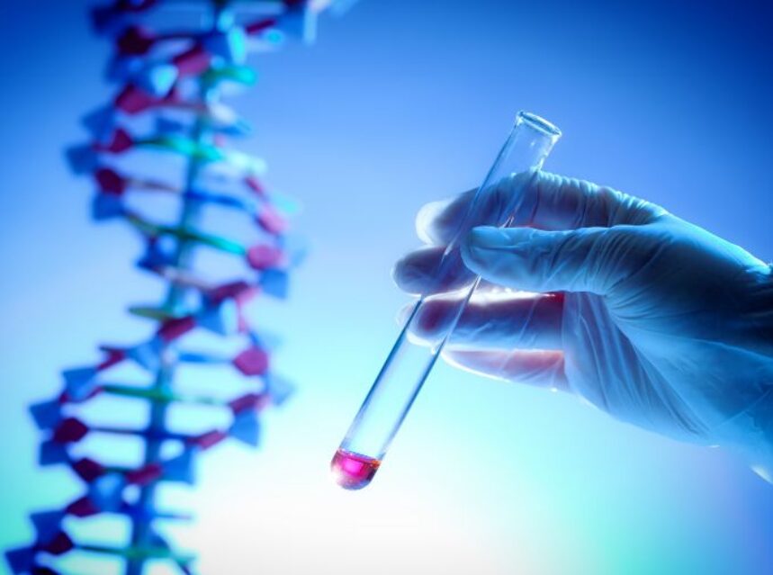 Mano con guantes sostiene una pipeta de prueba y detrás se ve un diseño de ADN.