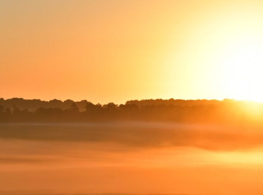 Imagen del sol resplandeciendo al horizonte.