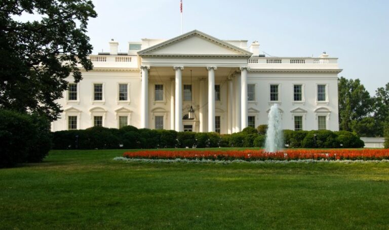 Imagen de La Casa Blanca y sus amplios jardines.