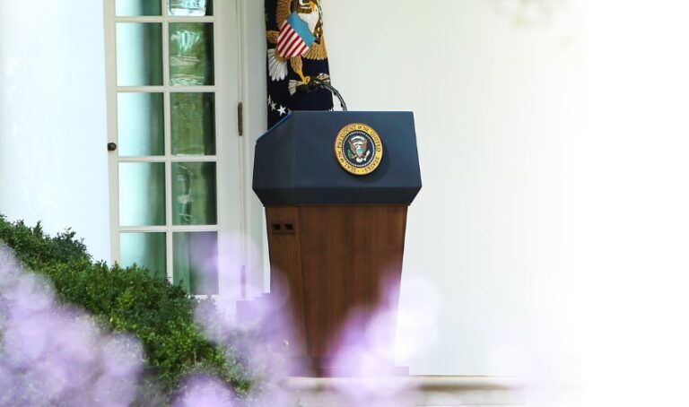 Podium para Presidente de EE.UU. entre destellos de luces moradas.
