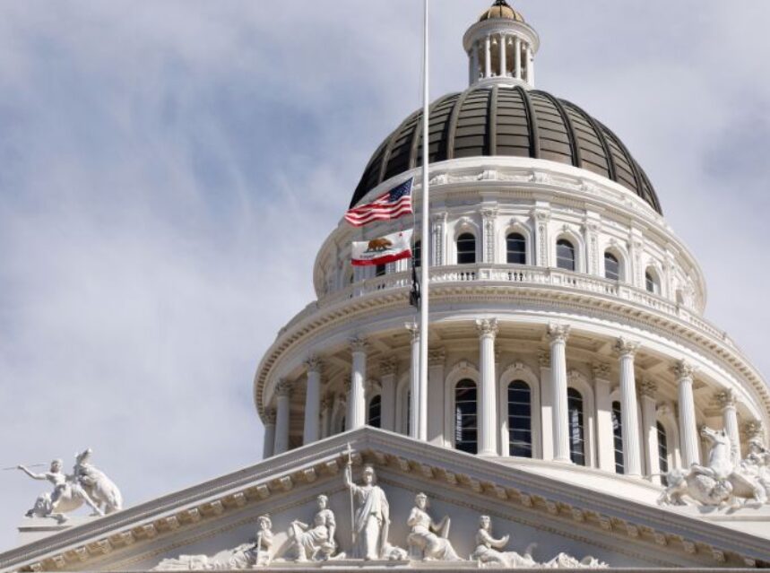 Imagen de la parte superior del California State Capital.