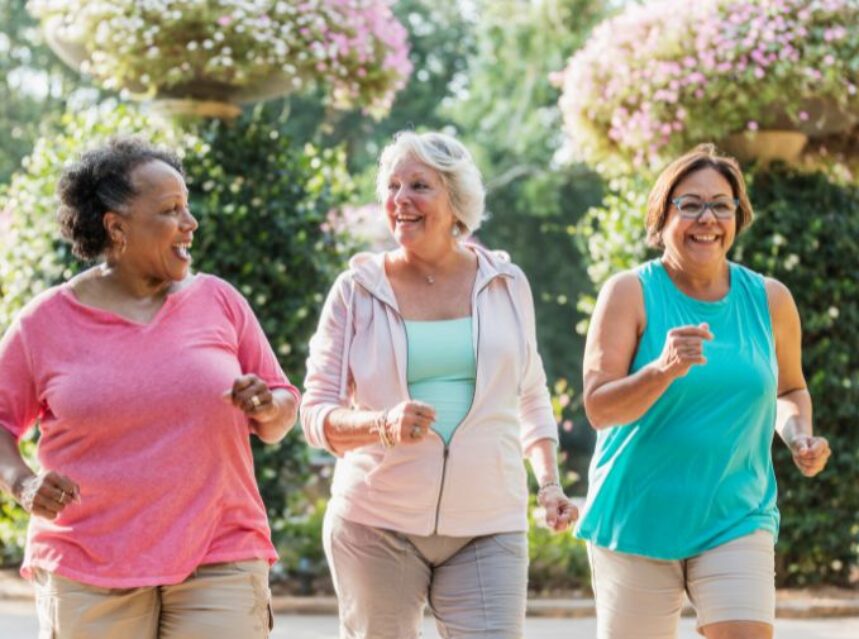 3 mujeres sonrientes se ejercitan.