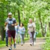 Personas adultas mayores corriendo en un bosque.