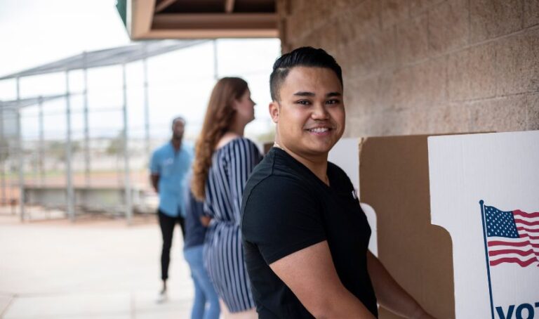 Joven en casilla de votación.