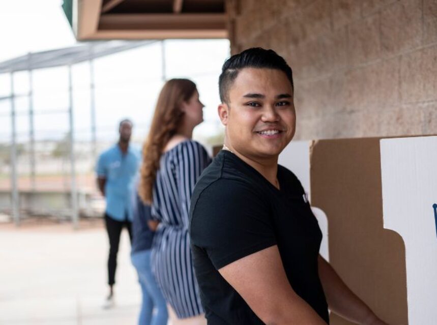 Joven en casilla de votación.