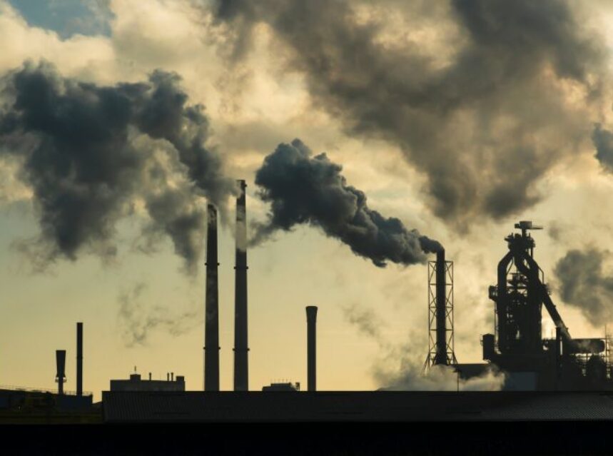 Contaminación del aire. En una planta industrial salen grandes cantidades de humo.