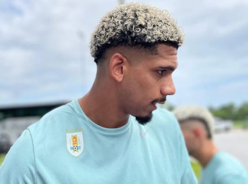 Ronald Araujo, jugador de la selección nacional de Uruguay, durante un entrenamiento previo a la Copa América el 20 de junio en Palm Beach Gardens, Florida. Araujo sufrió agotamiento por calor en el partido inaugural de Uruguay en la Copa América 2024. (Crédito de imagen: Johani Carolina Ponce)