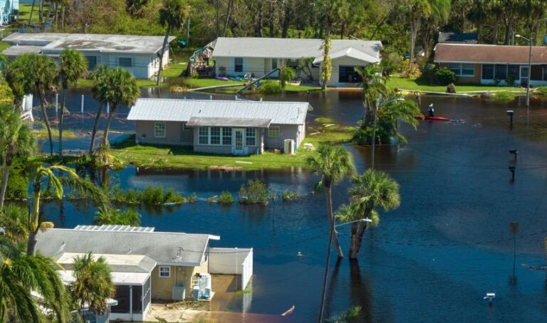 Zona residencial de una ciudad de Florida inundada.