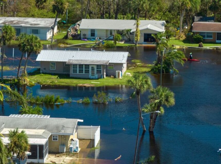 Zona residencial de una ciudad de Florida inundada.