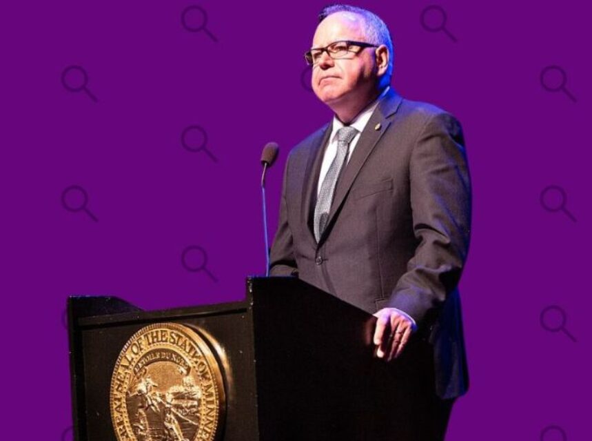 Imagen en podium del candidato republicano a vicepresidente de EE.UU. Tim Walz.