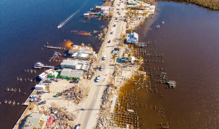 Fotografía aérea de los daños causados por el huracán Ian en Matlacha, Florida.