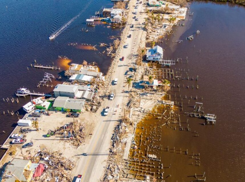 Fotografía aérea de los daños causados por el huracán Ian en Matlacha, Florida.