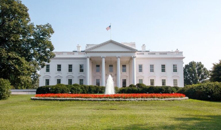 La Casa Blanca en un día soleado.