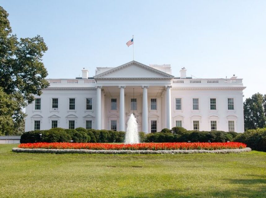 La Casa Blanca en un día soleado.