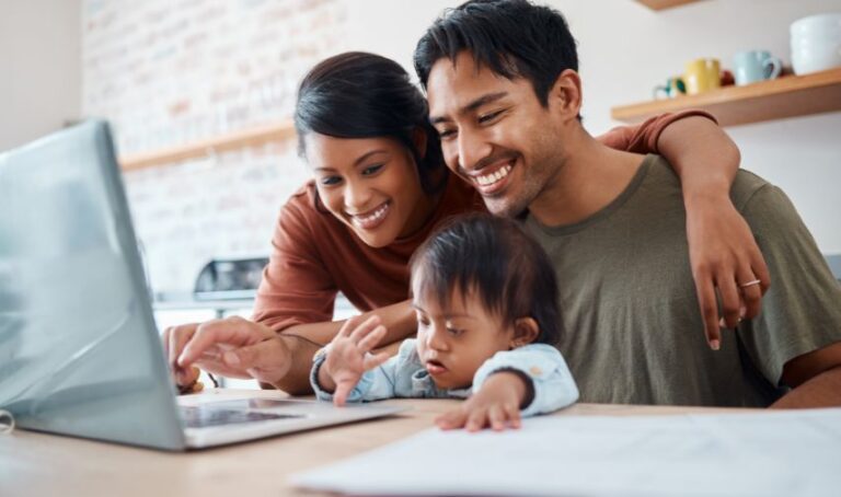 Familia declarando impuestos