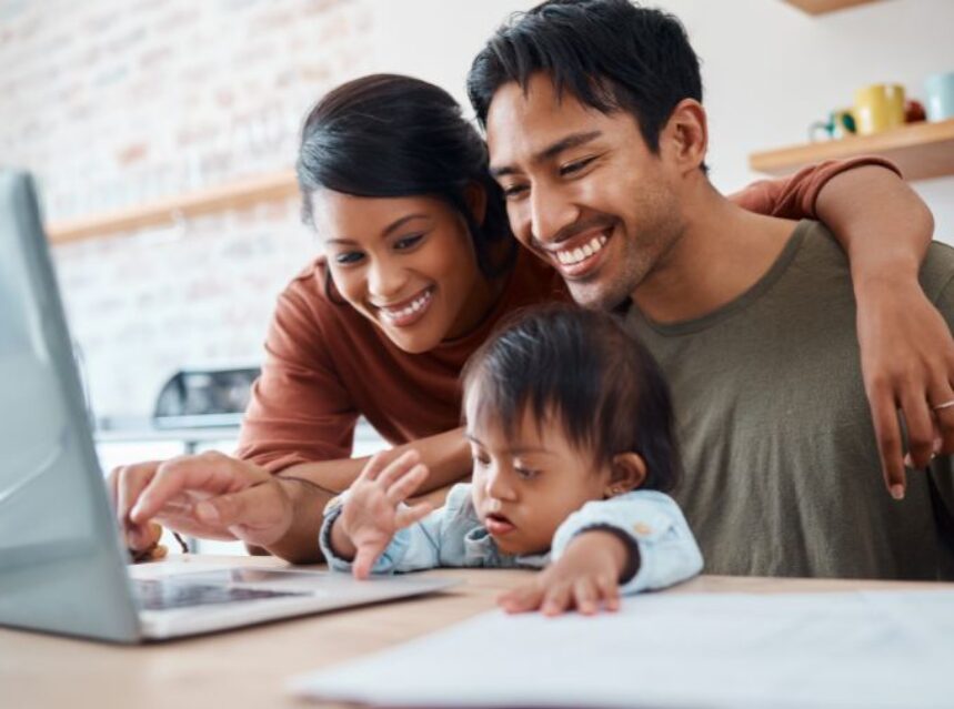 Familia declarando impuestos